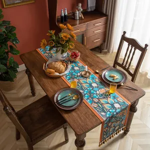 Détail du chemin de table jacquard géométrique nordique avec finitions à franges