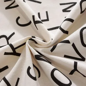 Detailansicht aus dickem Baumwollleinen mit schwarzem Buchstabendruck und Textur
