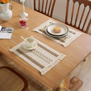 Mantel individual tejido nórdico con flecos y estampado de leopardo en madera