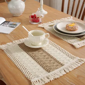Mantel individual nórdico de yute tejido a mano con borlas y rayas en mesa madera