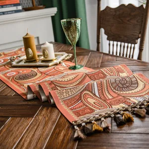 Texture détaillée du chemin de table bohème avec motifs jacquard et glands faits main