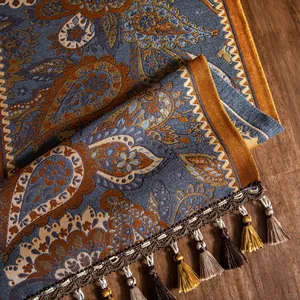 Détail du tissu jacquard à motif cachemire nordique avec d'élégants glands suspendus