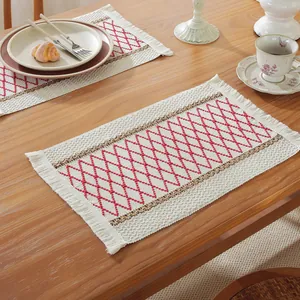 Manteles individuales nórdicos de lino con patrón de diamantes rojos y flecos