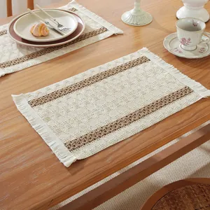 Detalle de la textura de lino tejido y los flecos blancos del mantel individual nórdico