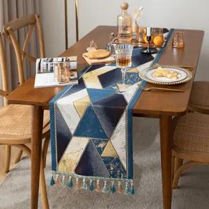 Chemin de table moderne jacquard géométrique nordique avec pompons bleus et dorés