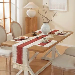 Detalle de camino de mesa y manteles individuales tejidos con borlas y flecos de yute