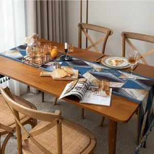 Chemin de table jacquard géométrique moderne avec glands colorés sur table en bois