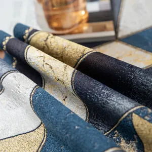 Chemin de table jacquard moderne avec motifs géométriques bleu et or et détails de glands