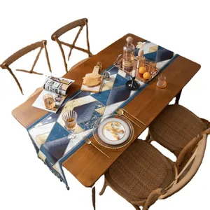 Chemin de table jacquard géométrique nordique avec franges pour décor de salle à manger