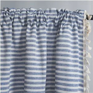 Rideau court à rayures bleues et blanches avec franges sur une tringle noire élégante
