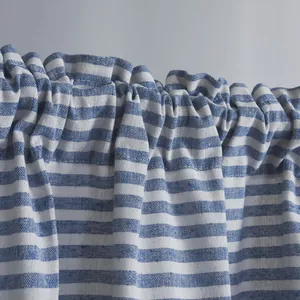 Vue détaillée du tissu en coton et lin à rayures bleu et blanc avec finition froncée