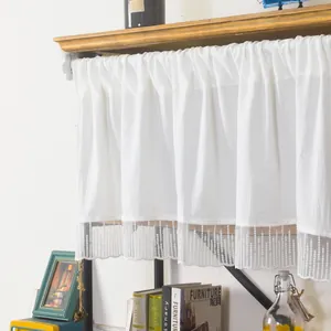Détail du rideau de café en coton blanc avec bordure décorative à pompons et perles