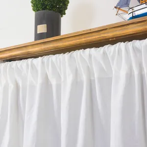 Rideau de café blanc en coton avec texture de tissu suspendu à une tringle en bois