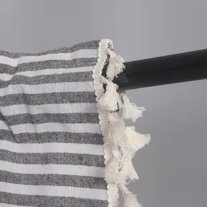 Détail du rideau à rayures noires et blanches avec des glands en coton tissé élégants