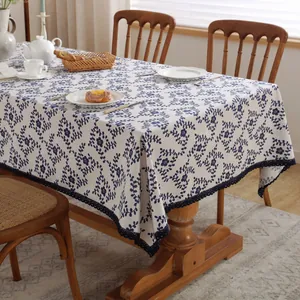 Blauw gebloemd rechthoekig tafelkleed met kanten randen voor een rustieke eetkamer decor