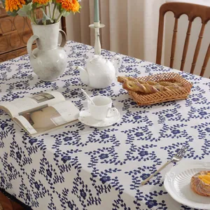 Rechthoekig tafelkleed met blauwe bloemenprint van katoen en linnen voor de eettafel
