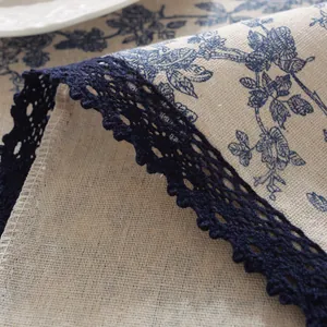 Nappe florale en coton et lin avec bordure en dentelle bleue pour photographie