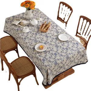 Nappe rectangulaire en coton beige avec imprimé floral bleu et bordure en dentelle