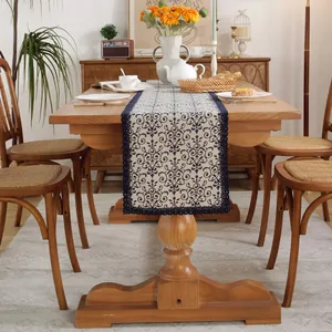 Détail du chemin de table vintage bleu foncé et beige avec dentelle et motifs symétriques
