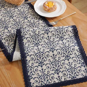 Chemin de table vintage en coton lin avec motifs bleus et bordure en dentelle