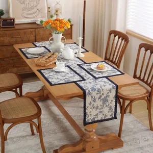 Chemin de table style campagne française avec set de table et dentelle florale bleue