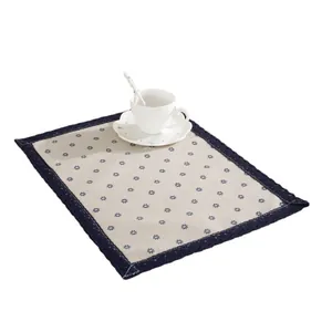 Mantel individual de lino con flores azul Klein nórdico y encaje con taza de cerámica