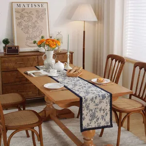 Chemin de table floral vintage avec dentelle bleue sur tissu coton et lin