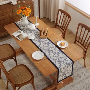 Chemin de table floral bleu avec dentelle sur table en bois, style vintage français