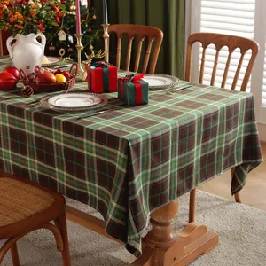 Festliche karierte rechteckige Tischdecke in Grün und Braun für die Weihnachtsdekoration