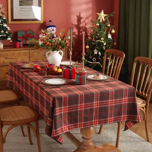 Klassische rot-braun karierte Tischdecke für die Weihnachtsdekoration am Esstisch