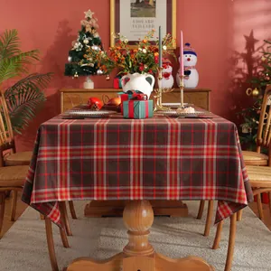 Detail der rot-grün karierten Weihnachtstischdecke mit festlicher Dekoration