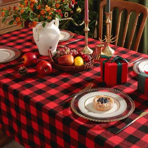 Klassische rot-schwarze Buffalo-Karo-Weihnachtstischdecke in festlicher Atmosphäre