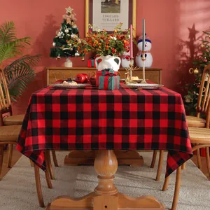 Klassische rot-schwarze Buffalo-Karo-Weihnachtstischdecke auf einem rechteckigen Tisch