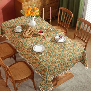 Vintage tafelkleed met zonnebloem jacquard en witte kwastjes voor de eettafel decor