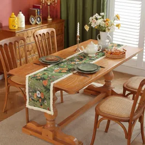 Dettaglio di runner da tavolo jacquard floreale con nappe in stile rustico americano