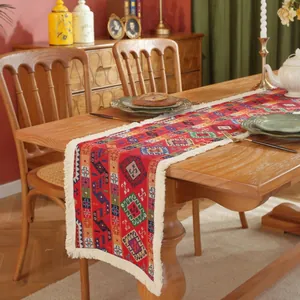 Runner da tavola jacquard dettagliato con motivo geometrico rosso e frange bianche