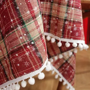 Tovaglia natalizia a quadri con fiocchi di neve e bordo decorativo con pompon bianchi
