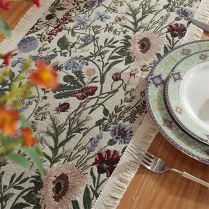 Dettaglio del runner da tavolo jacquard con motivi di uccelli e fiori con frange