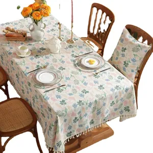 Nappe en lin avec imprimés de feuilles et glands sur une table à manger en bois massif