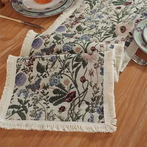 Runner da tavolo jacquard dettagliato con fiori, farfalle e nappe a frangia