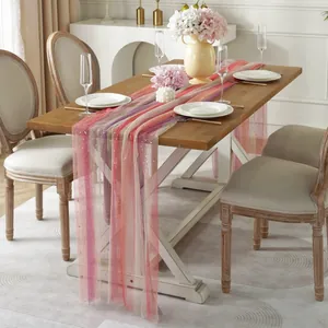 Detail van roze gradiënt mesh tafelloper met glitters voor bruiloft en tafeldecoratie