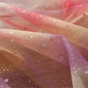 Macro detail van gradiënt tule gaas met zilveren glitter ster en maan patronen