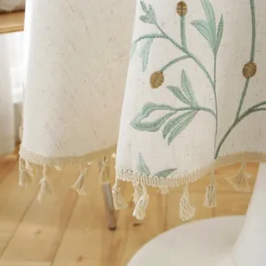Mantel de lino beige de estilo francés con bordado floral y bordes de flecos