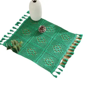 Set de table en coton fait main vert avec motif floral creux et bord à franges