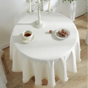 Minimalistisch beige rond tafelkleed van dikke gestructureerde stof met franjes