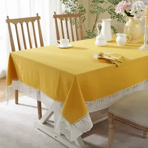 Geelgeel katoenen linnen tafelkleed met witte kantranden voor eetkamer en interieur