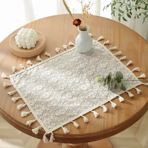 Chemin de table rectangulaire en dentelle beige avec glands sur table en bois