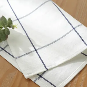 Serviette en coton et lin épais avec carreaux bleu marine sur une table en bois