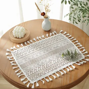 Set de table en dentelle bohème avec motifs floraux et franges sur une table en bois