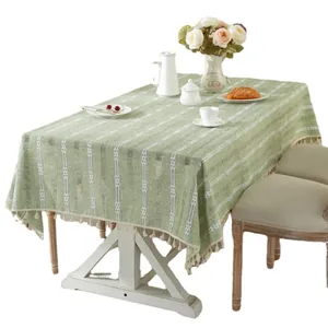 Nappe jacquard rectangulaire vert forêt avec rayures blanches et pompons pour décoration